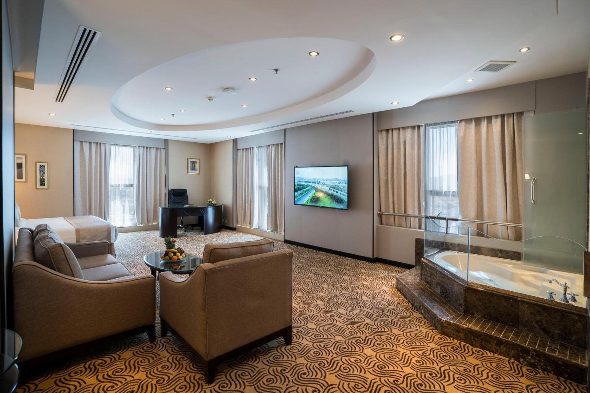 Awaliv International Hotel Ta'if Room photo A suite at the hotel