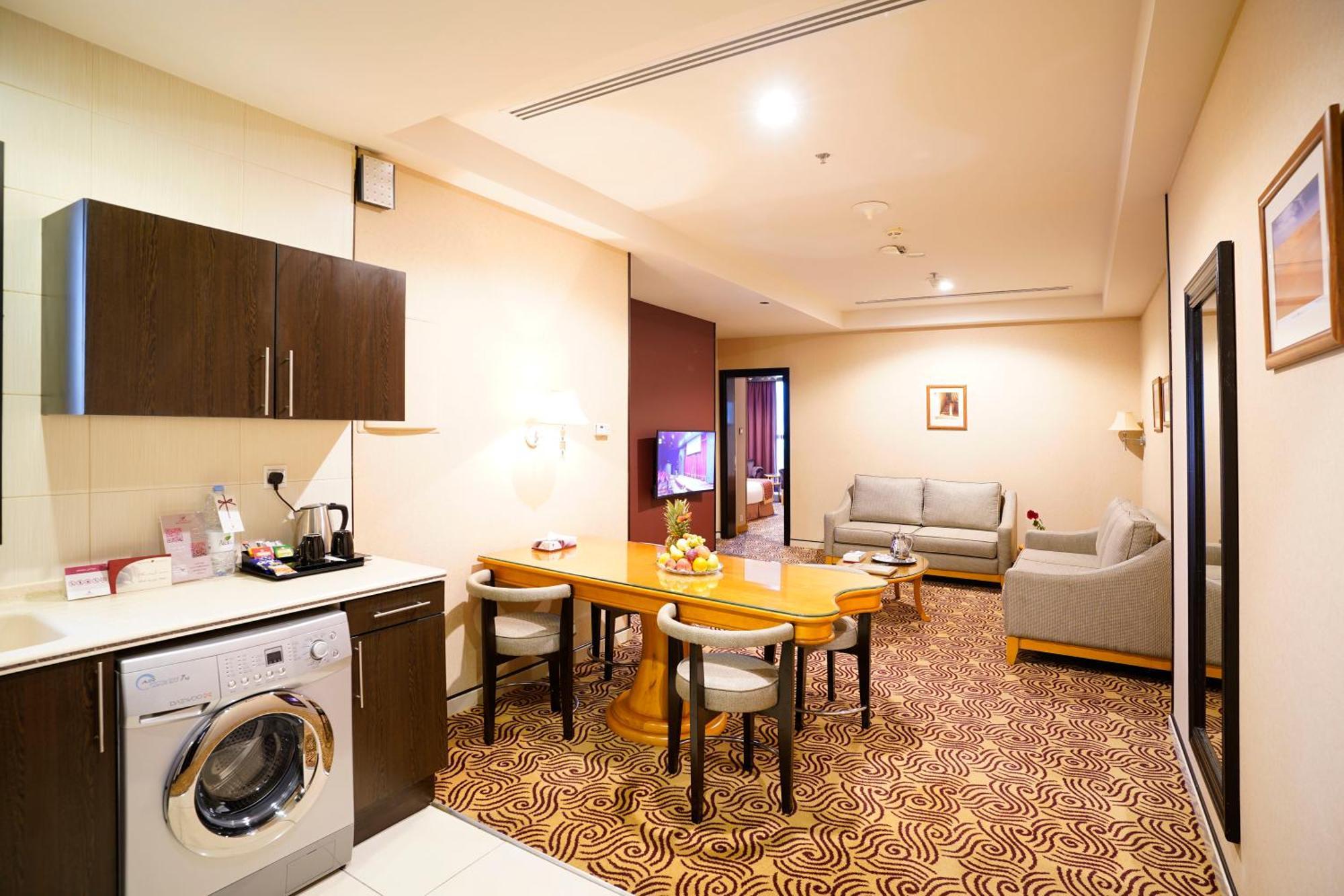 Awaliv International Hotel Ta'if Room photo A suite at the hotel
